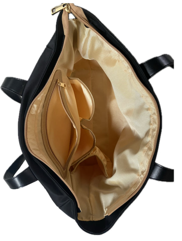 Spacious interior with pockets